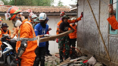 Tim SAR Human Initiative pada gempa bumi CIanjur