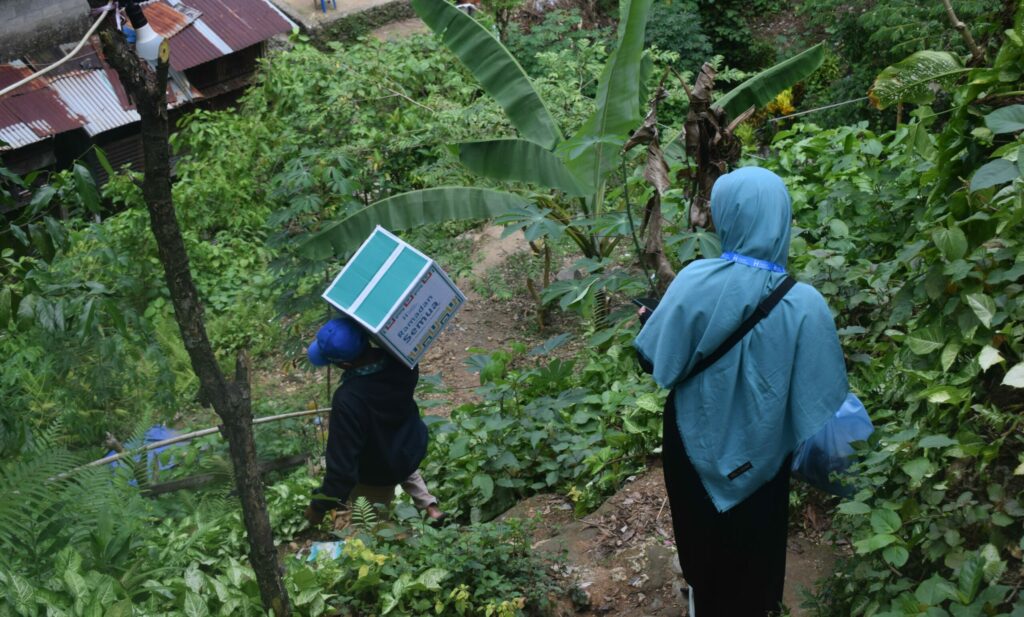 Berbagi Bingkisan Sembako di Ambon, Relawan Human Initiative Harus Menuruni Tebing