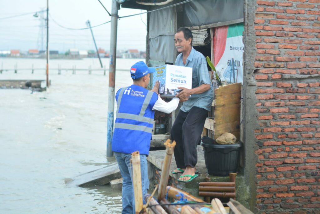 Menembus Banjir Rob, Human Initiative Salurkan 110 Paket Sembako dan Ifthar di Demak